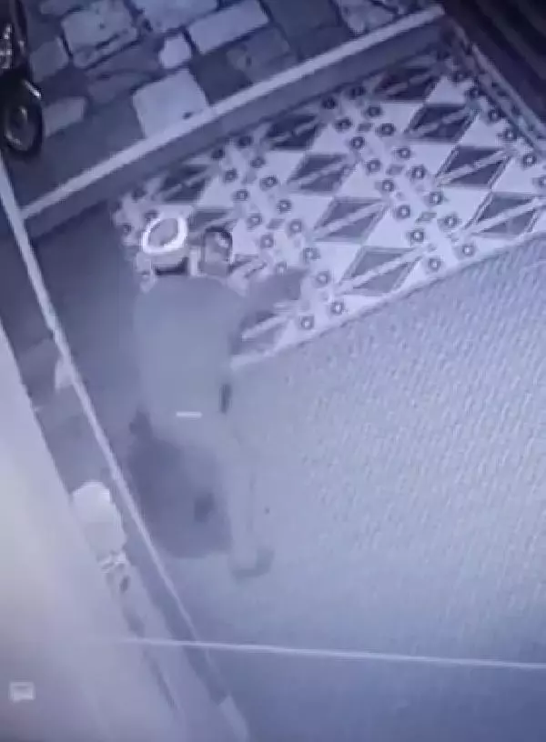 Son dakika haber... İmamın, müezzine tabureyle saldırdığı anlar kamerada 5 Son dakika haber... İmamın, müezzine tabureyle saldırdığı anlar kamerada