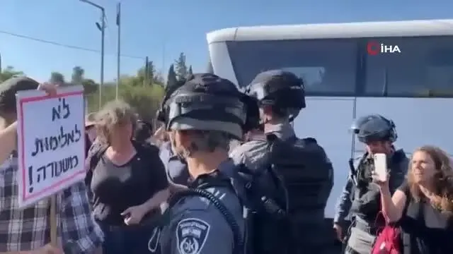 İsrail askerlerinden Kudüs'te yabancı aktivistlere sert müdahale