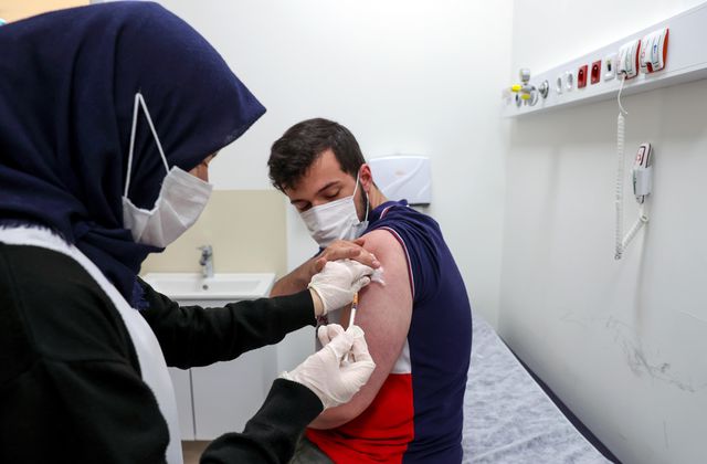 İstanbul'da 18 yaş ve üzeri vatandaşlar Kovid-19'a karşı aşılanmaya başladı