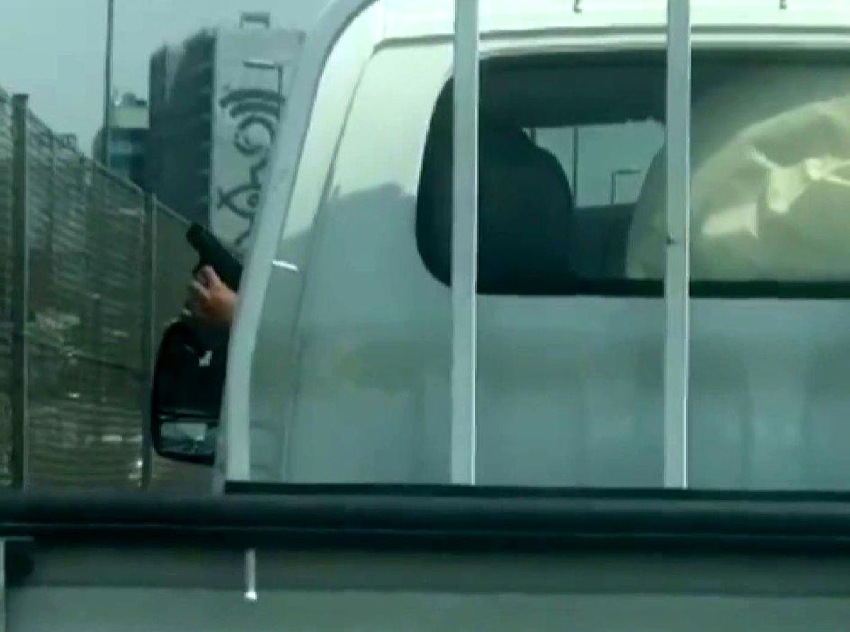 Yol isteyen sürücüye camdan silah gösteren maganda kamerada
