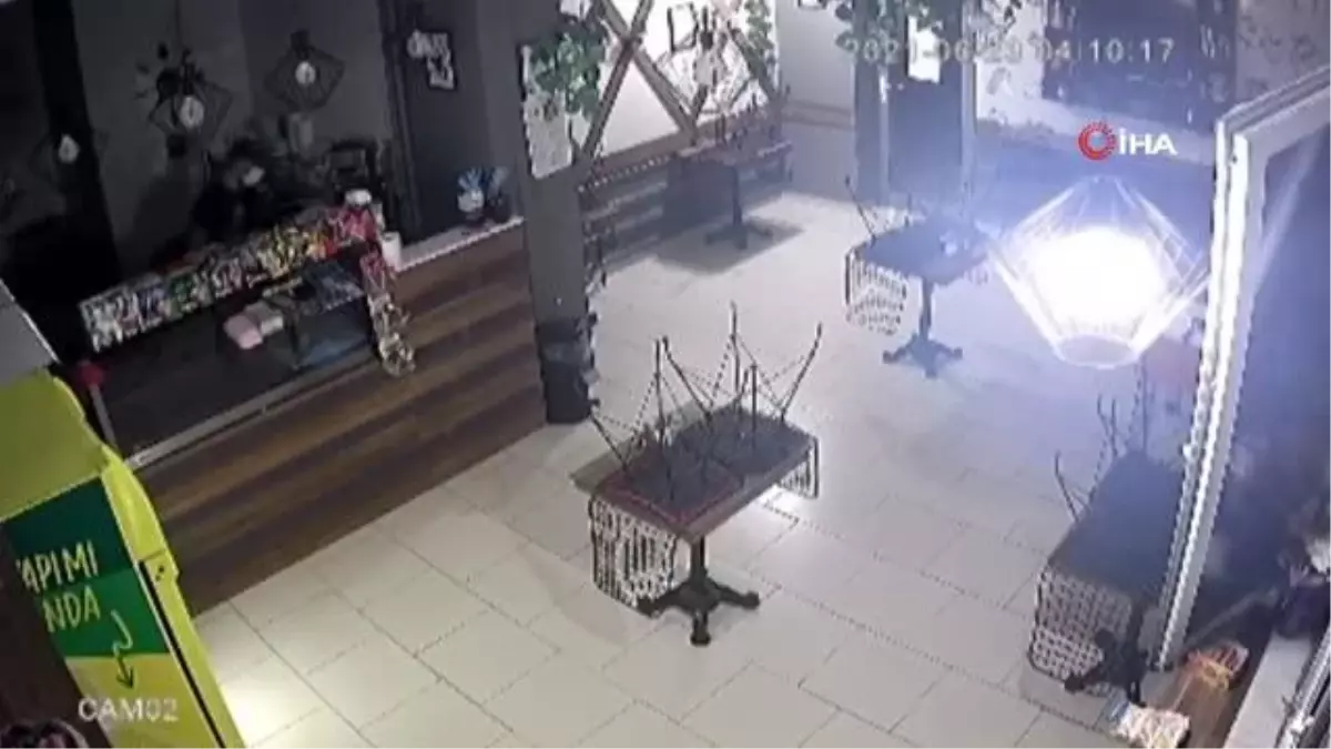 Kasadaki parayı az bulunca meşrubat çaldılar...Yılda bir soydukları kafede güvenlik kamerasına yakalandılar