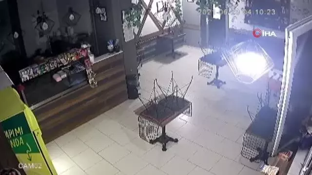 Kasadaki parayı az bulunca meşrubat çaldılar...Yılda bir soydukları kafede güvenlik kamerasına yakalandılar