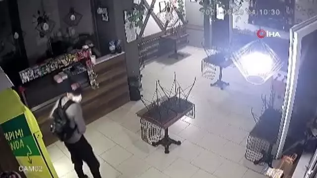 Kasadaki parayı az bulunca meşrubat çaldılar...Yılda bir soydukları kafede güvenlik kamerasına yakalandılar