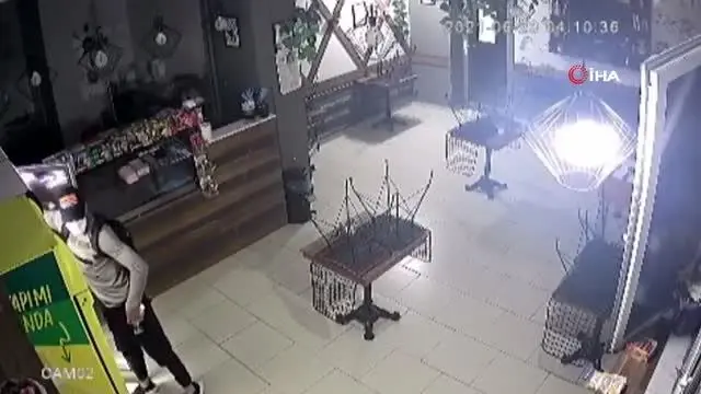 Kasadaki parayı az bulunca meşrubat çaldılar...Yılda bir soydukları kafede güvenlik kamerasına yakalandılar