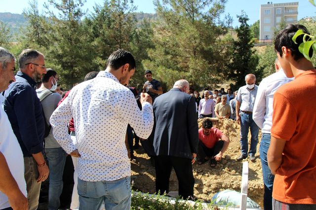 kaza yapanlara su vermek icin aracindan inip 6 14224464 o