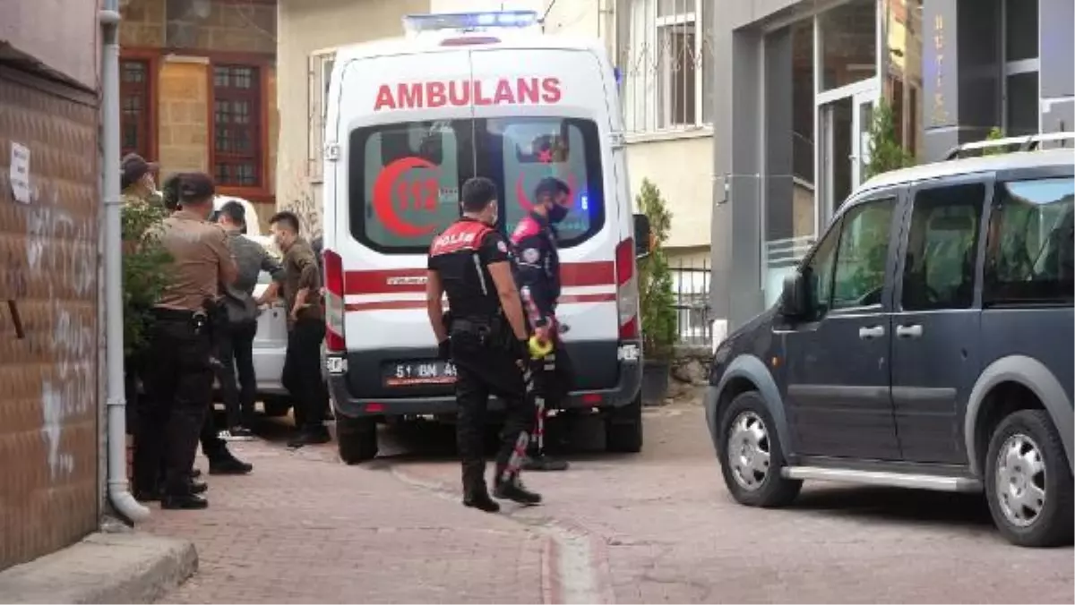 Otel odasında kız arkadaşını öldürüp, intihar etti