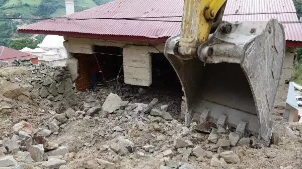 GİRESUN PATLATILAN DİNAMİT NEDENİYLE HASAR GÖREN BELEDİYE BİNASI ONARILIYOR