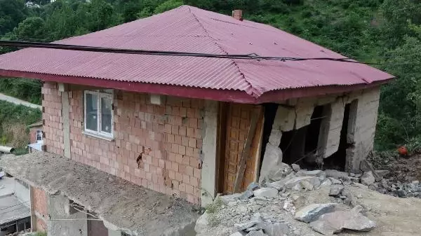GİRESUN PATLATILAN DİNAMİT NEDENİYLE HASAR GÖREN BELEDİYE BİNASI ONARILIYOR