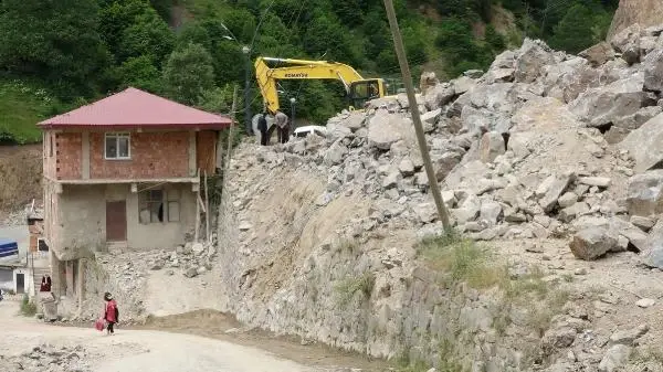 GİRESUN PATLATILAN DİNAMİT NEDENİYLE HASAR GÖREN BELEDİYE BİNASI ONARILIYOR