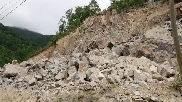 GİRESUN PATLATILAN DİNAMİT NEDENİYLE HASAR GÖREN BELEDİYE BİNASI ONARILIYOR