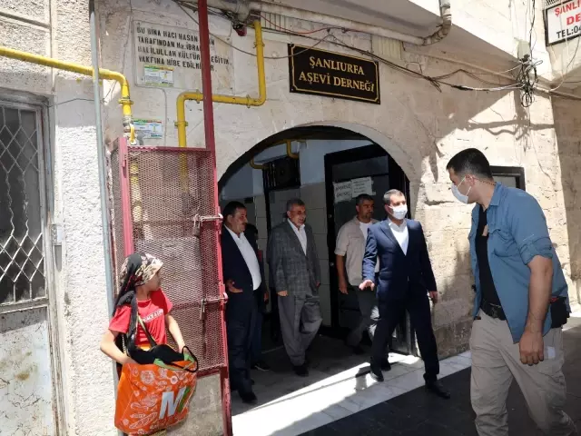 Başkanlar Aşevinde Elleriyle Yemek Dağıttı