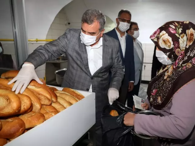 Başkanlar Aşevinde Elleriyle Yemek Dağıttı