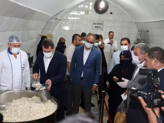 Başkanlar Aşevinde Elleriyle Yemek Dağıttı