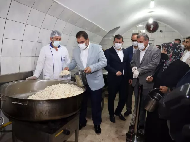 Başkanlar Aşevinde Elleriyle Yemek Dağıttı