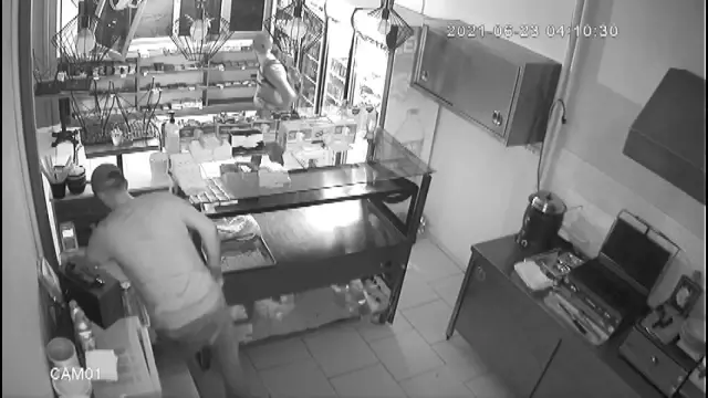 Kasadaki parayı az bulunca meşrubat çaldılar...Yılda bir soydukları kafede güvenlik kamerasına yakalandılar