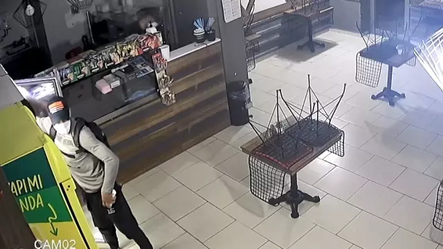Kasadaki parayı az bulunca meşrubat çaldılar...Yılda bir soydukları kafede güvenlik kamerasına yakalandılar