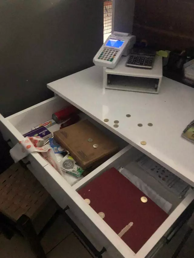 Kasadaki parayı az bulunca meşrubat çaldılar...Yılda bir soydukları kafede güvenlik kamerasına yakalandılar