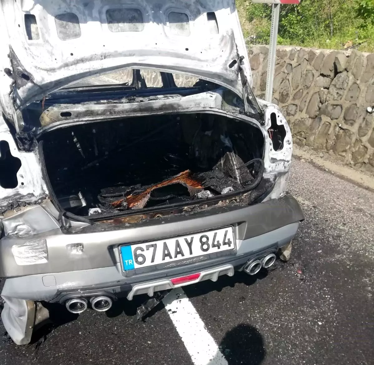 Seyir halindeyken yanan otomobil küle döndü