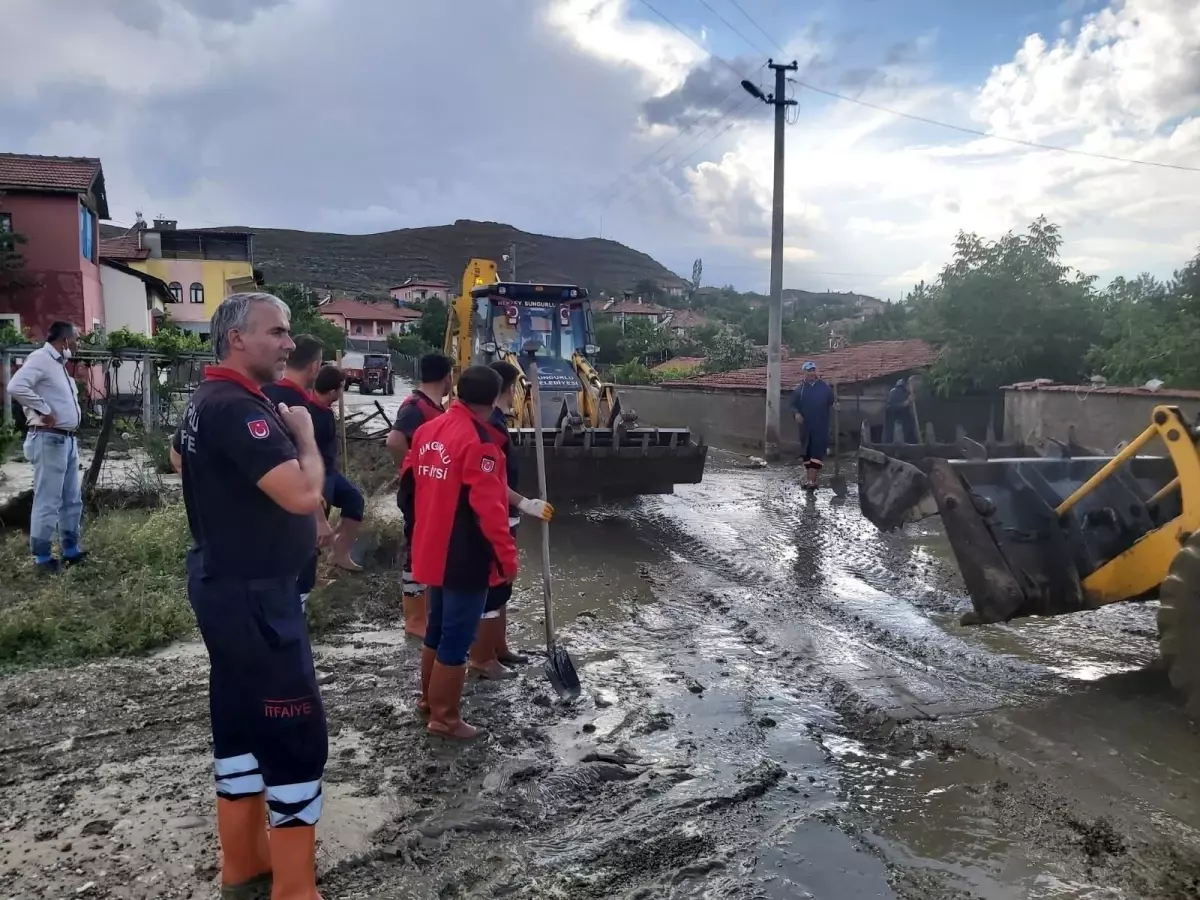 Sungurlu'da sel sonrası temizlik çalışmaları başladı