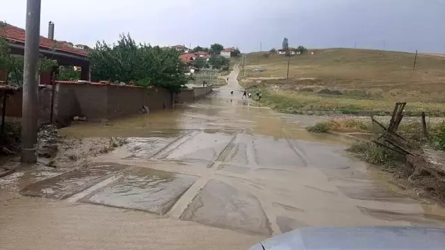 Sungurlu'yu şiddetli yağış vurdu, dereler taştı, evleri ve tarım arazilerini su bastı