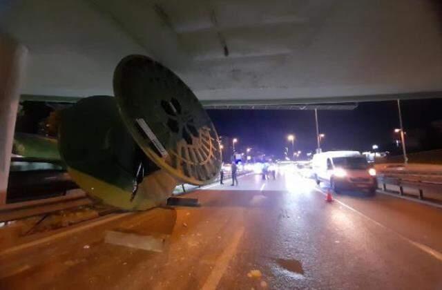 Tır şoförü yolu şaşırdı, dev makara köprüde takılı kaldı Tır şoförü yolu şaşırdı, dev makara köprüde takılı kaldı