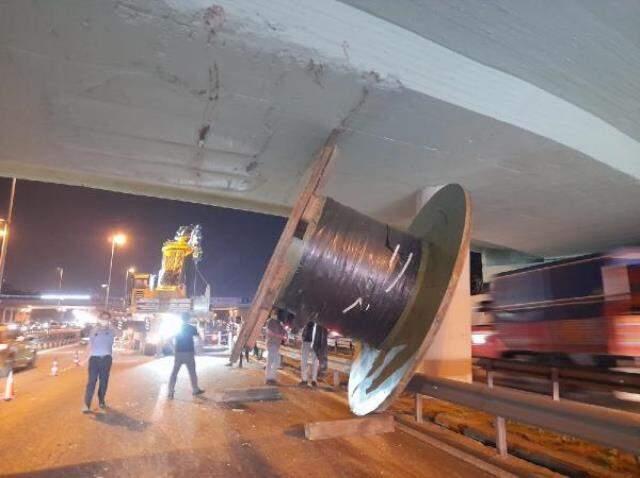 Tır şoförü yolu şaşırdı, dev makara köprüde takılı kaldı Tır şoförü yolu şaşırdı, dev makara köprüde takılı kaldı