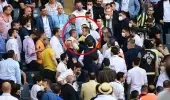 Üyelik aidatlarına yapılan zam sonrası Fenerbahçe alışılmış olan Seçimli genel heyet Toplantısı'nda gergin anlar yaşandı Üyelik aidatlarına yapılan zam sonrası Fenerbahçe alışılmış olan Seçimli genel heyet Toplantısı'nda gergin anlar yaşandı