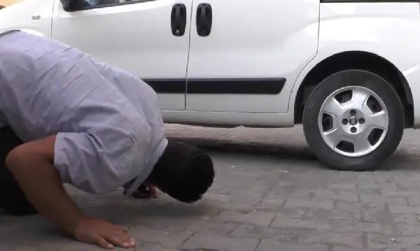 Bir metrelik yılan, aracın jantında 22 kilometre uzaklıktaki ilçeye gitti Bir metrelik yılan, aracın jantında 22 kilometre uzaklıktaki ilçeye gitti
