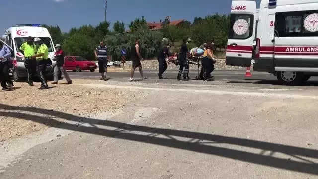 Son dakika haberleri: 2 otomobilin çarpışması sonucu 1 kişi öldü, 7 kişi yaralandı 3 Son dakika haberleri: 2 otomobilin çarpışması sonucu 1 kişi öldü, 7 kişi yaralandı