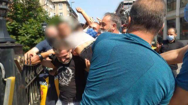 20 metrelik köprüden atlamak üzere olan genci böyle kurtardılar