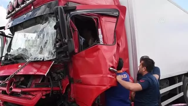 5 aracın karıştığı zincirleme kazada kamyon şoförü yaralandı