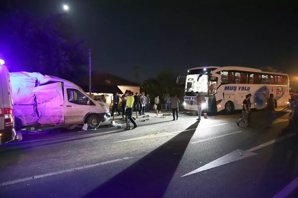 Otobüs ile minibüs çarpıştı: 12 yaralı
