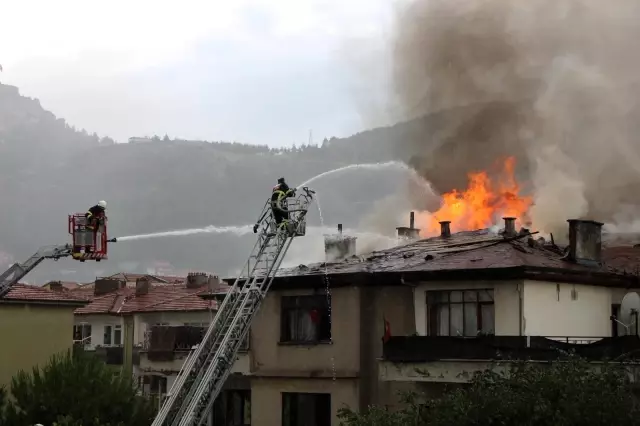 Amasya'da 4 katlı binanın çatısı alev alev yandı 2 Amasya'da 4 katlı binanın çatısı alev alev yandı