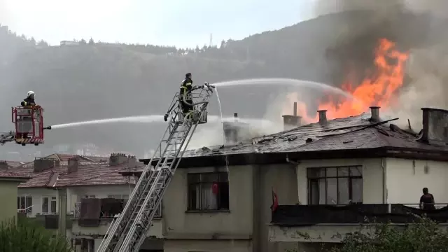 Amasya'da 4 katlı binanın çatısı alev alev yandı 5 Amasya'da 4 katlı binanın çatısı alev alev yandı