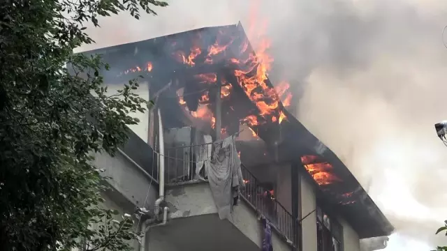 Amasya'da 4 katlı binanın çatısı alev alev yandı 8 Amasya'da 4 katlı binanın çatısı alev alev yandı
