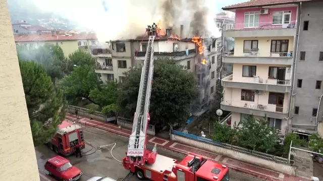 Amasya'da 4 katlı binanın çatısı alev alev yandı 9 Amasya'da 4 katlı binanın çatısı alev alev yandı