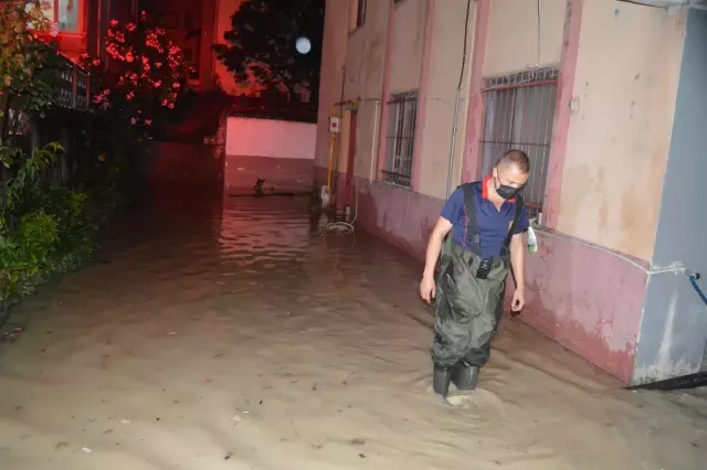 Sağanak nedeniyle evlerin bodrum katlarını su bastı