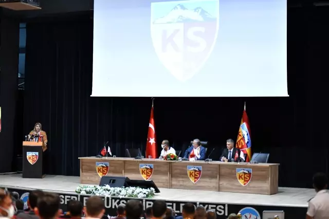 Berna Gözbaşı: Hayaller Van Persie, gerçekler tam tersi