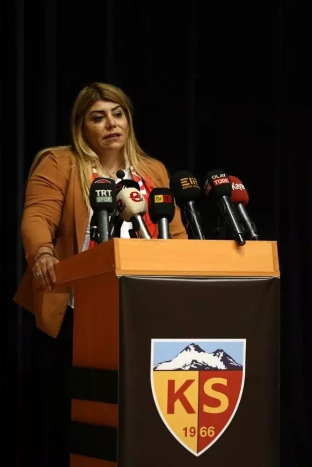 Berna Gözbaşı: Hayaller Van Persie, gerçekler tam tersi