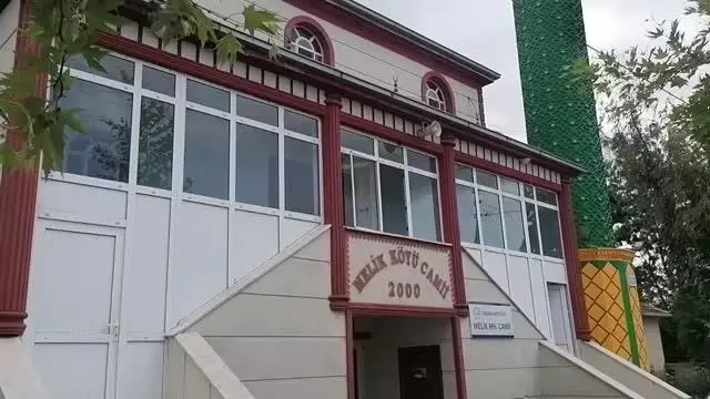 Bir kişi, camide bulduğu içinde 30 bin lira olan çantayı sahibine ulaştırdı