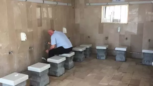 Bir kişi, camide bulduğu içinde 30 bin lira olan çantayı sahibine ulaştırdı