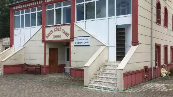 Bir kişi, camide bulduğu içinde 30 bin lira olan çantayı sahibine ulaştırdı