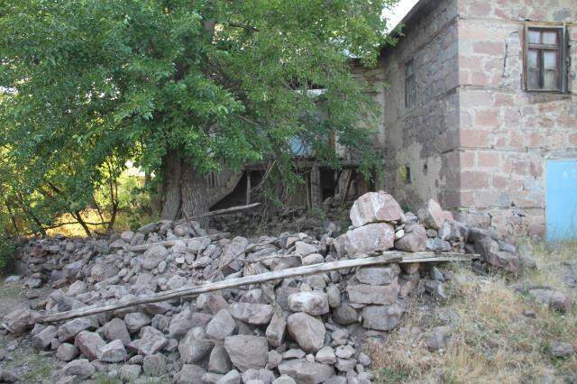 Depremden en çok etkilenen Elazığ'ın Kuşbayırı köyündeki hasar gün ağarınca ortaya çıktı! Vatandaşlar geceyi sokaklarda geçirdi