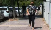 Elinde topuklu ayakkabıyla koşarak binaya gelen öğrenci son anda sınava yetişti Elinde topuklu ayakkabıyla koşarak binaya gelen öğrenci son anda sınava yetişti