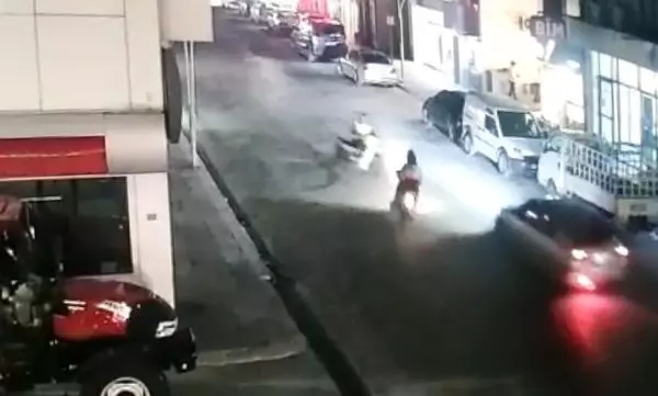 Son dakika haber... EMİRDAĞ'DA 3 KİŞİNİN YARALANDIĞI MOTOSİKLET KAZASI KAMERADA Son dakika haber... EMİRDAĞ'DA 3 KİŞİNİN YARALANDIĞI MOTOSİKLET KAZASI KAMERADA