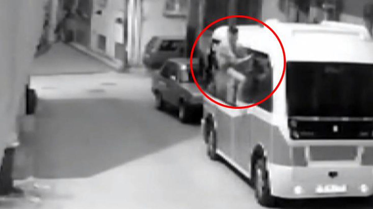Fare deliğinden giren hırsız minibüsü soydu! O anlar anbean kamerada