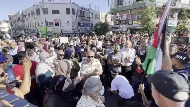 Filistinliler, muhalif aktivistin gözaltında hayatını kaybetmesini protesto etti