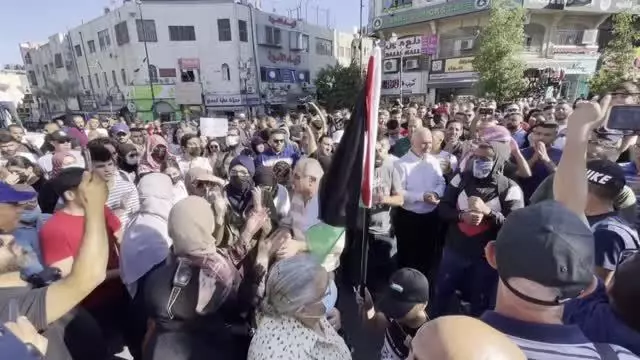Filistinliler, muhalif aktivistin gözaltında hayatını kaybetmesini protesto etti