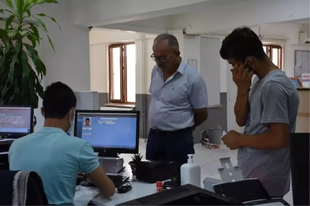 Fotoğrafsız eski nüfus cüzdanıyla sınava giremeyince gözyaşı döktü