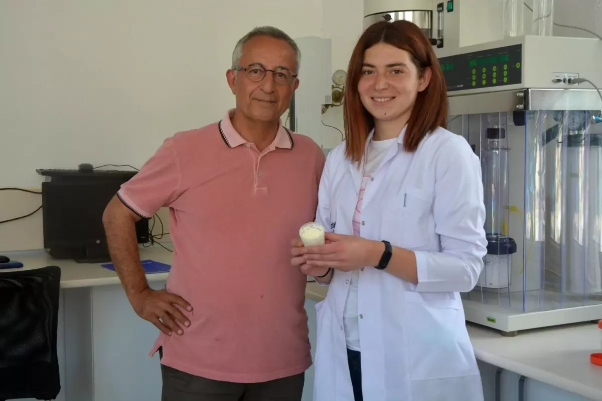 Gül suyunu toz haline getirdiler